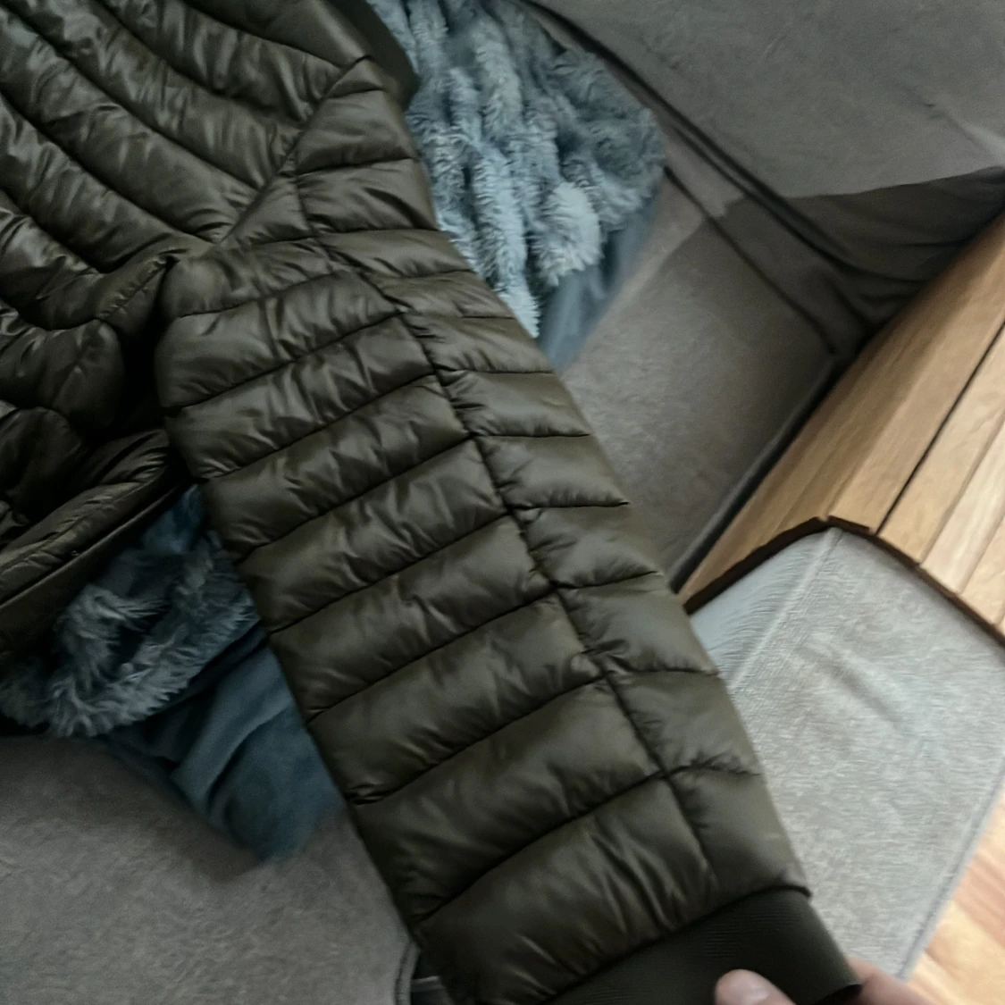 Olivgrön pufferjacka från Guess M - 3