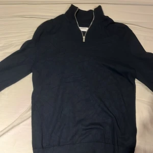 Mörkblå half zip tröja från Lindbergh - En riktigt fräsch tröja från lindbergh som är i princip ny förutom lite skrynklingar som man kan se på första bilden men annars som ny! Nypris ligger på 699 och denna passar både M och S!