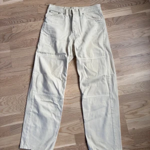 Jeans  - Beiga weekday jeans i modellen galaxy.  Fint skick! Midjemått 29 Sälj då vi flyttar och behöver rensa ☺️