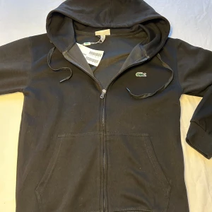 Svart Lacoste hoodie  - Skriv om du är intresserad 