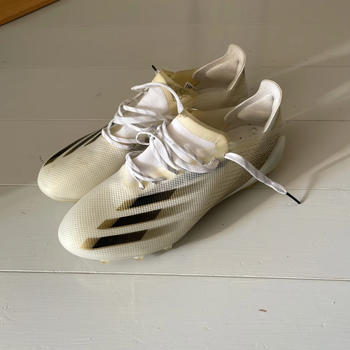 Adidas vita fotbollsskor med snörning