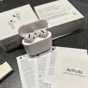 Airpdos 4  - Helt nya och fint i skick, ingen skador eller defekter. Fantastiskt ljudkvalitet och även ANC. Hör av er vid intresse 🥰