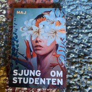 Sjung om Studenten - En spännande roman om Stockholms överklass, där övergången från barndom till vuxenliv skildras med starka känslor och dramatik. Perfekt för dig som gillar intriger, känslor och att utforska livets stora frågor. Skriven av en av Sveriges yngsta författare.    Sjung om studenten - Maj Lundgren Barnéus, storpocket. Svenska/originalspråk. 