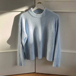 Ljusblå stickad tröja från Kappahl - Supermysig ljusblå stickad tröja från Kappahl i storlek S 