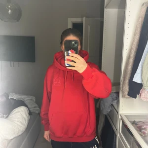 Röd oversized hoodie Sweet SKTBS - Röd hoodie från Sweet SKTBS med tryck både fram och bak. Oversized passform, stor känguruficka och huva med snörning. Perfekt för dig som gillar streetwear. Mjuk insida och långa ärmar. Pris är diskuterbart 