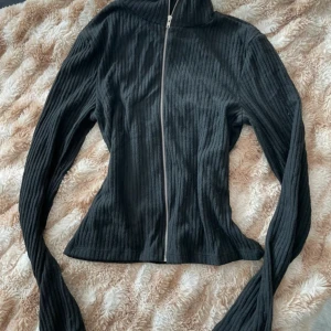 Svart ribbad cardigan jacka - Snygg svart ribbad cardigan jacka 