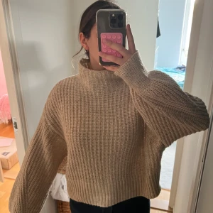 Beige stickad polotröja  - Säljer en beige stickad polotröja med breda ärmar och hög krage.  I perfekt skick storlek M från H&M 🤎