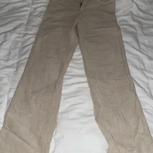 Beiga manchesterbyxor från Lindex - Storlek: EUR 170 Klassisk rak passform i mjuk manchester. I fint skick, sparsamt använda.