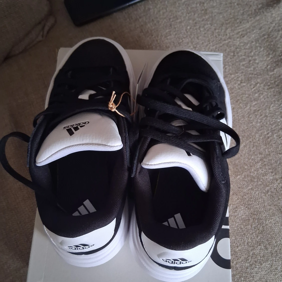 Svarta och vita sneakers från Adidas - 2