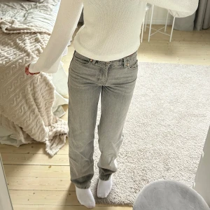 Straight jeans - Lågmidjade straight jeans från Gina tricot, storlek 32