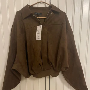 Mocka jacka - Helt ny mocka jacka från Zara med prislapp och orginalförpackning kvar. Jackan är slutsåld på Zaras hemsida och kommer inte tillbaka i lager. Pris kan diskuteras vid snabb affär😊
