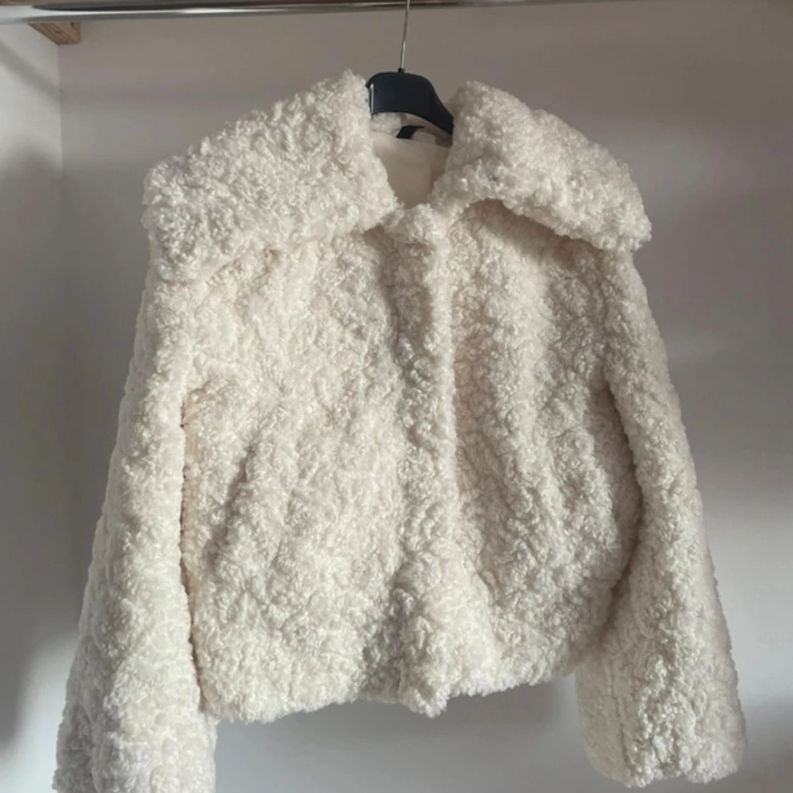 Vit teddyjacka med stor krage
