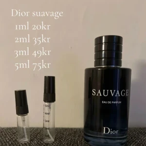 Dior Sauvage parfym samples - Testa ikoniska Dior Sauvage i smidiga provflaskor från 1ml till 5ml. Perfekt för dig som vill ha en lyxig doft i fickformat. Eau de Parfum-variant.