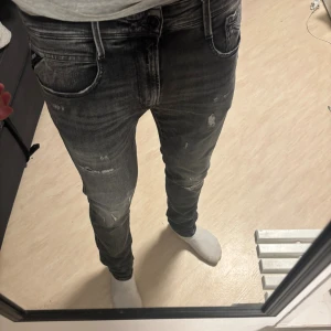 Replay anbass  - Säljer riktigt feta jeans från replay. Modellen är anbass aged 10 year. Byxorna är i nyskick och sitter riktigt bra. Köpta för 2200. Inga defekter alls allt är nyskick. 32/34. priset går att diskutera