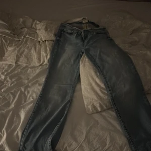 Ljusblå raka jeans från Nelly - Säljer ett par ljusblå jeans med klassisk femficksdesign och raka ben. Jeansen har normal passform och är tillverkade i denim. Perfekta för en avslappnad stil.