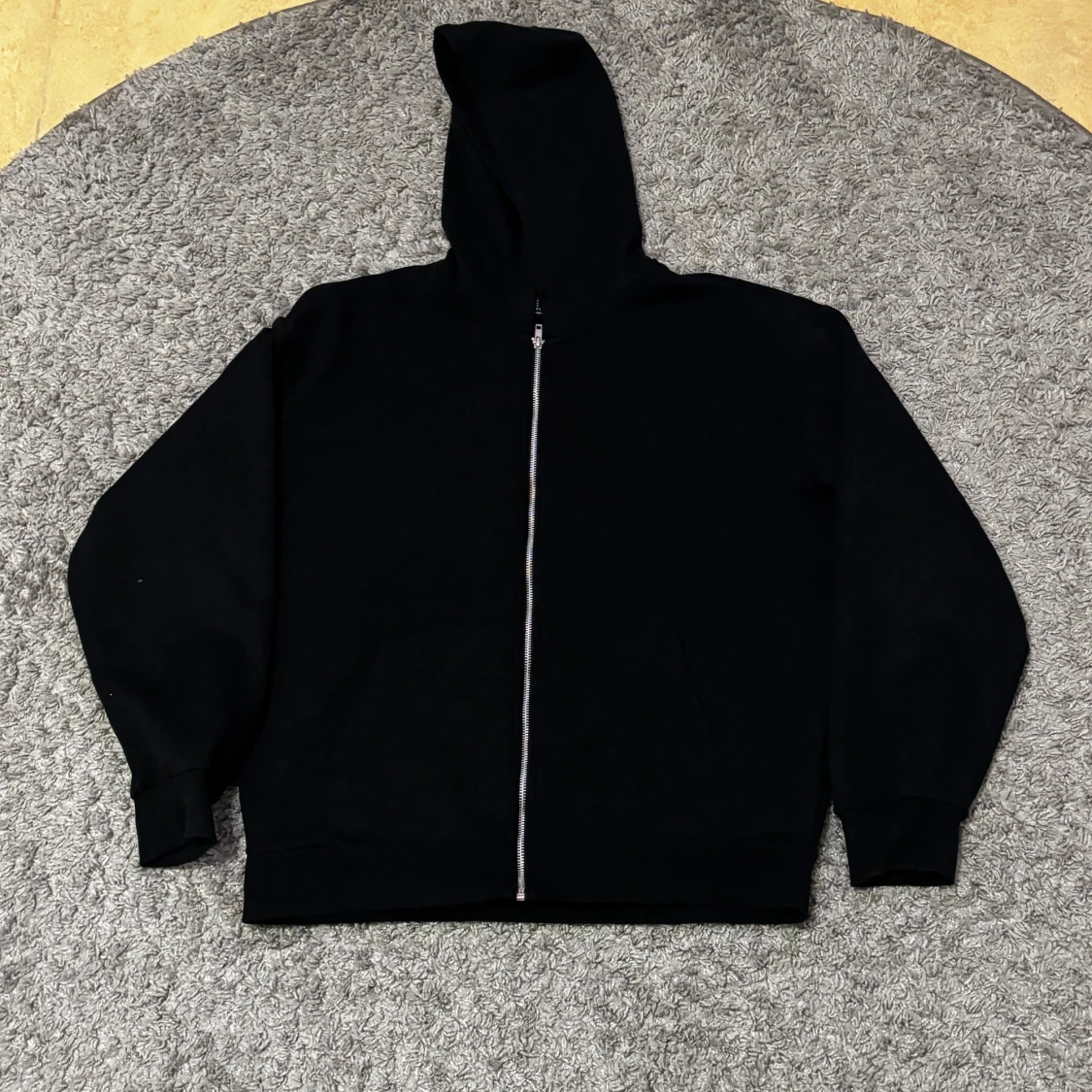 Svart hoodie med dragkedja