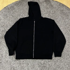 Svart hoodie med dragkedja - En stilren svart hoodie med hel dragkedja framtill och huva. Tröjan är lätt använda och skickar gärna fler bilder med den på.