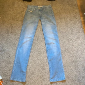 Jättesnygga Lowmidjade jeans från X-max  - Jättesnygga lågmidjade jeans från x-max. Är ljusblåa och har väldigt fina detaljer på fickorna, unika💗Är i storlek S men skulle säg att de är mer åt XS. Är ganska tajt mot låren och uppot, så kolla mått för att vara säkra. Säljer de för att de att de sitter för tajt på mig. Finns ett pyttelitet hål i skrevet plus att de är omsydda, men ingen man speciellt tänker på. Kan skicka bild på hålet men det är absolut inte stort💗💗