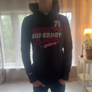 Superdry hoodie - Superdry hoddie i Storlek Xs färgen är lilla rosa. Modellen är 177cm och väger 65kg skriv för mer info✅