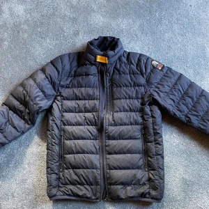 Parajumpers lightweight M - Size M. Two small holes on the front pocket (not visible in use). Some minor wear elsewhere. Jacket is authentic. Feel free to make an offer.
