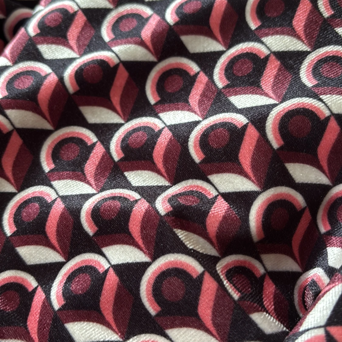 Mönstrad kortklänning i satin - 2