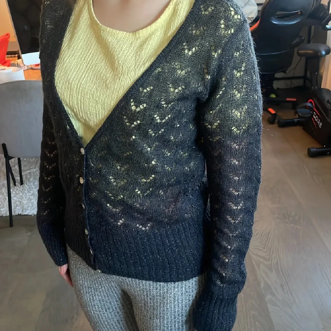 Mörkblå glittrig kofta med knappar - 1