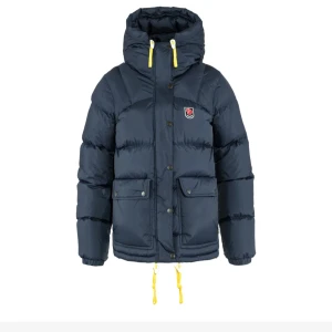 Byte av Mörkblå Fjällrävenjacka - Skulle jätte gärna vilja byta min mörk blåa fjällräven jacka mot en likadan i mörkgrön! Den har inga defekter och köpte jackan förra vintern, jag har använt den några gången🥰