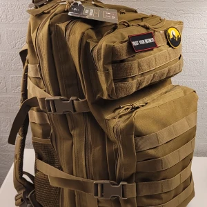 Helt ny survival ryggsäck  - Helt ny Svart survival ryggsäck   Specifikationer: - Supertåligt material: 600D Oxford - Mått: 50 x 30 x 20 cm - Volym: 45 liter  Ryggsäcken har flera praktiska funktioner och tillbehör, inklusive: - 3 remmar för att fästa extra utrustning - 3 kardborreband för märken eller patchar - 2 fack för vattenflaskor Vattentät