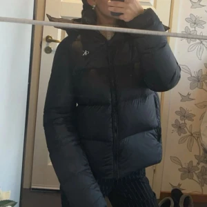 CalvinKlein jacka - Säljer denna Calvin Klein jacka i storlek S. Fint skick. Köpt för 2000kr+. Vid intresse är det bara att höra av sig❤️