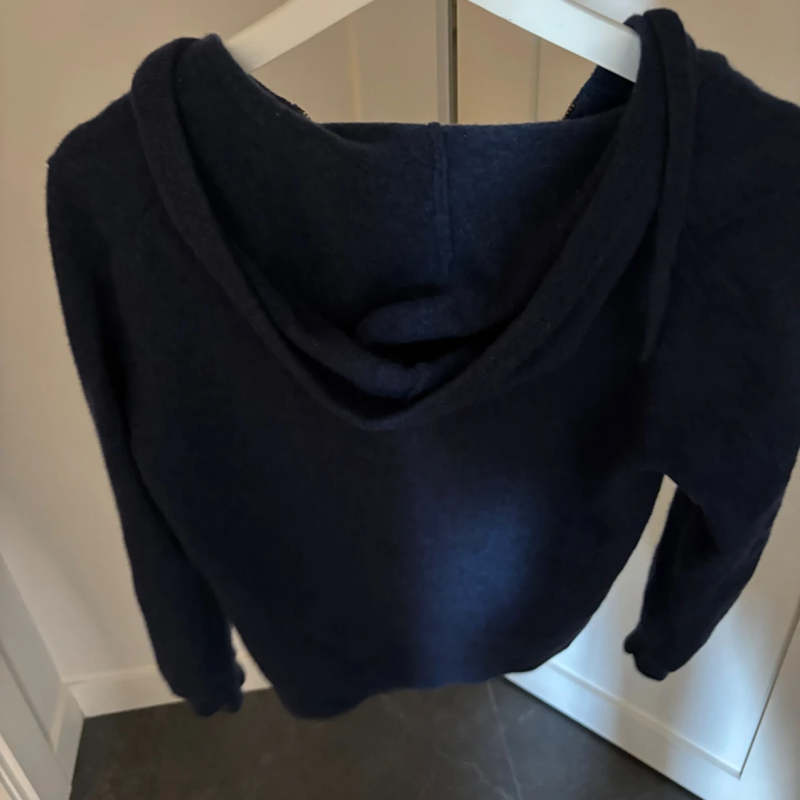 Mörkblå stickad hoodie - 1