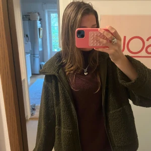 Pile jacka - söt pile jacka från hm! Är liten i storleken så sitter som en xs/s! fråga gärna för mig bilder om ni vill! 💕💕