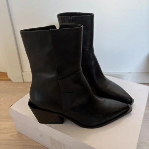 & other stories klackar - Säljer mina skor då jag inte vill ha de längre. Aldrig använda. Köpta för 1800. Pris kan diskuteras. Storlek 39