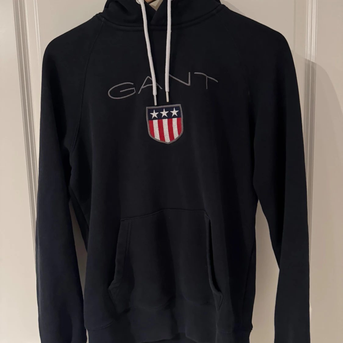 Svart hoodie från Gant med brodyr