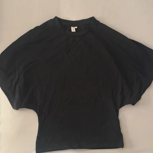 Svart loose topp från Nelly  - Säljer denna toppen från Nelly i storlek Xs