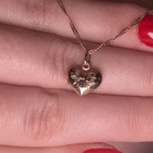 Halsband i guld  - ÄKTA GULD Guldhalsband med stämpeln 750. Intresse koll!!