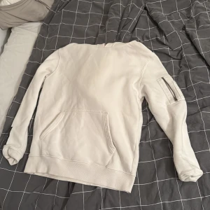 Vit hoodie från Alpha Industries S - Säljer nu min hoddie från Alpha Industries, hoddien är aldrig andvönd men saknar snören till luvan och en märkes tyglapp som ska hänga vid fickan på armen. Pris går att diskuteras 