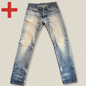A.P.C. Selvedge Jeans  - Riktigt snygga Selvedge A.P.C. jeans med kontrasterande honeycombs. Storlek 29, i gott skick! Lagade och förstärkta vid båda låren, lagade efter en blowout och även vid benöppningarna. Mått: Midja – 39 cm, Innersöm – 83 cm, Yttersöm – 104,5 cm, Lår – 25 cm, Benöppning – 17 cm. Skriv gärna vid frågor!