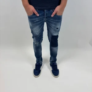 Dondup Jeans George  - Dondup Jeans George! Trendigaste jeansen på marknaden.  Skick= 9,5/10 Ny pris= 4000 kr Säljs för= 1500 kr (Modellen har original slitningar från fabrik vilket är väldigt eftertraktat och populärt)