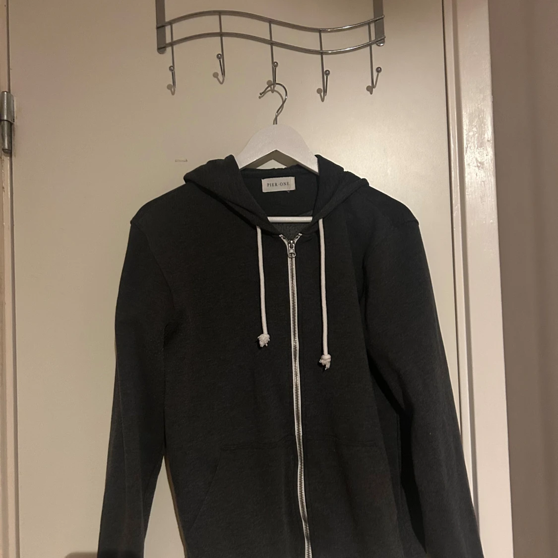 Mörkgrå hoodie med dragkedja Pier One