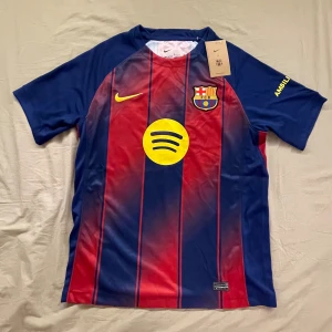 FC Barcelona matchtröja Nike S - FC Barcelona matchtröja från Nike. Tröjan är storlek S, män. Den är helt ny och aldrig använd. Skickar inom 1-3 dagar