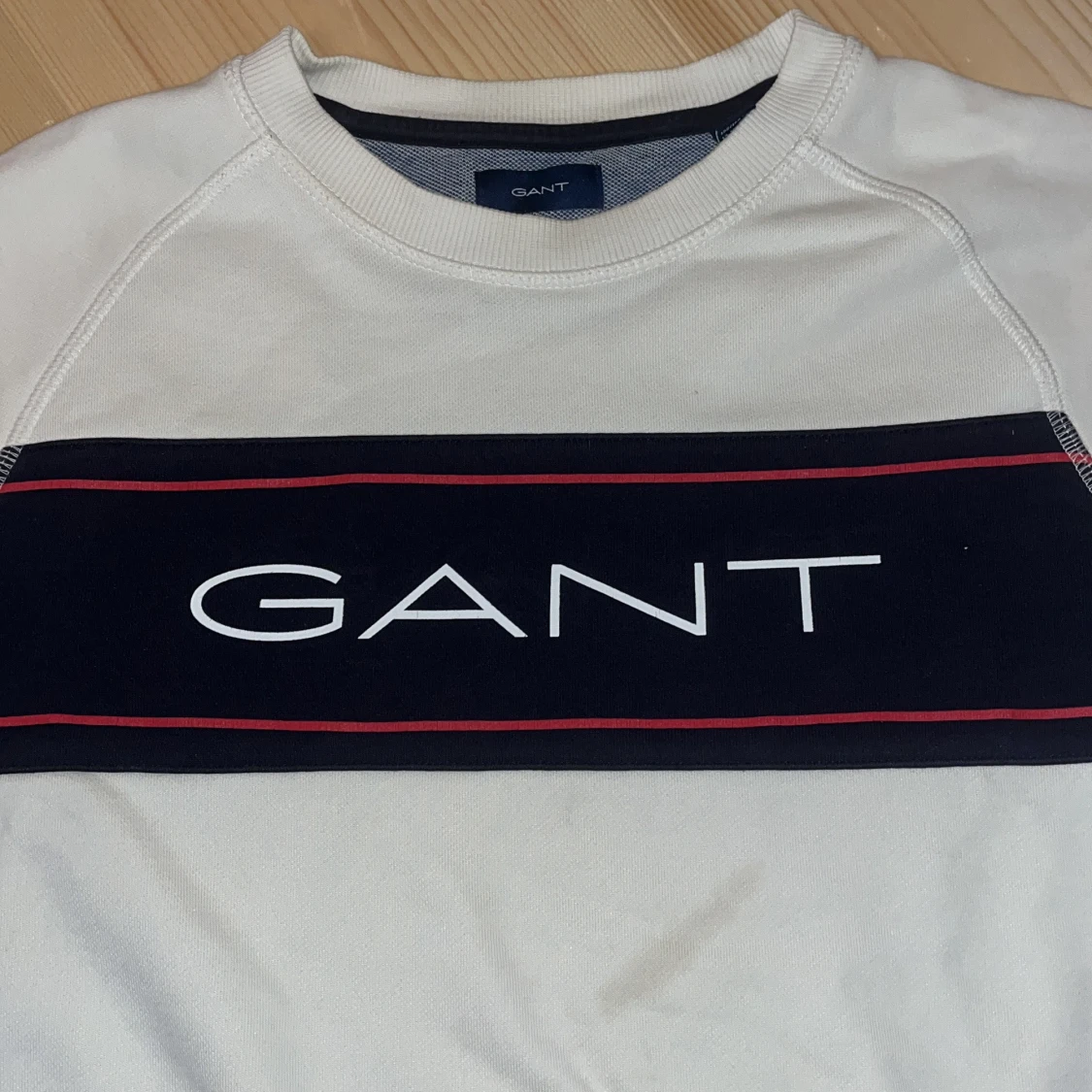Vit GANT tröja med logga.  - 3