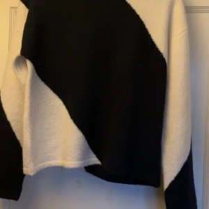 Svartvit stickad tröja Gina Tricot - Säljer en stickad tröja från Gina Tricot i storlek 170. Tröjan har ett coolt svartvitt mönster i breda diagonala block och är långärmad med ribbad krage. Perfekt för dig som gillar en trendig och bekväm stil. (Passar mig som bär allt ifrån Xs-M i tröjor, använd max 1-2 gånger)