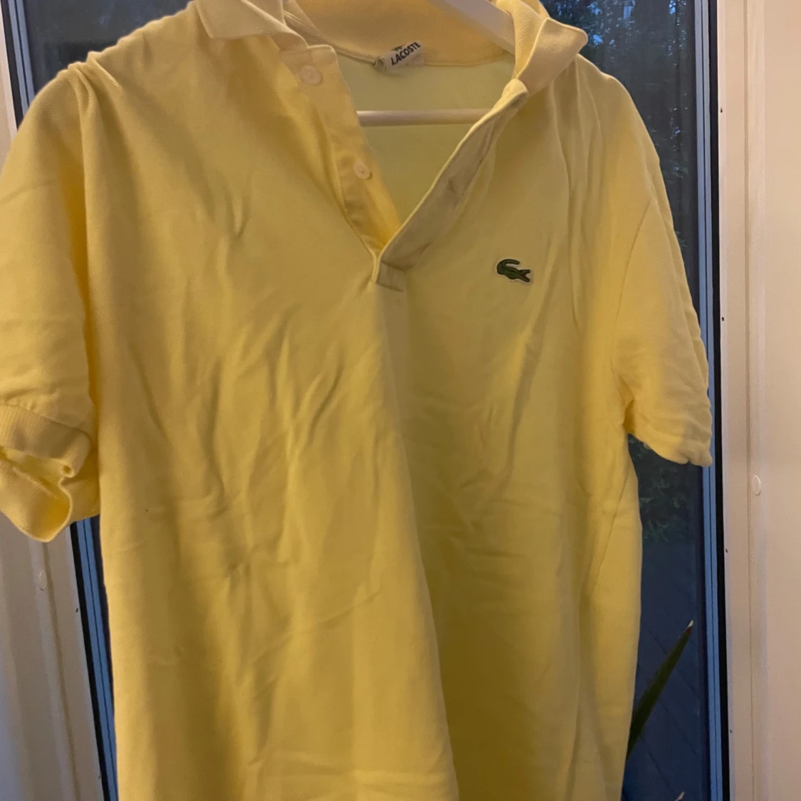 Gul pikétröja från Lacoste