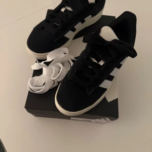 Adidas Grand Court Alpha 00s - Adidas grand court  alpha 00s   Sneakers från adidas      •    OVANDEL I MOCKA      •    MJUK INNERSULA      •    YTTERSULA I GUMMI  (Fel köp i storlek)  Inköpt för ca 1 mån  Använd 1gång  