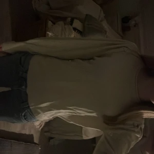 Vit långärmad tröja från ONLY - Snygg vit långärmad tröja från ONLY med ribbad struktur och lite puffiga ärmar. Ärmarna har små hålmönster som ger en extra touch. Perfekt till jeans eller kjol för en fräsch look.💕 Nästan aldrig använd❣️