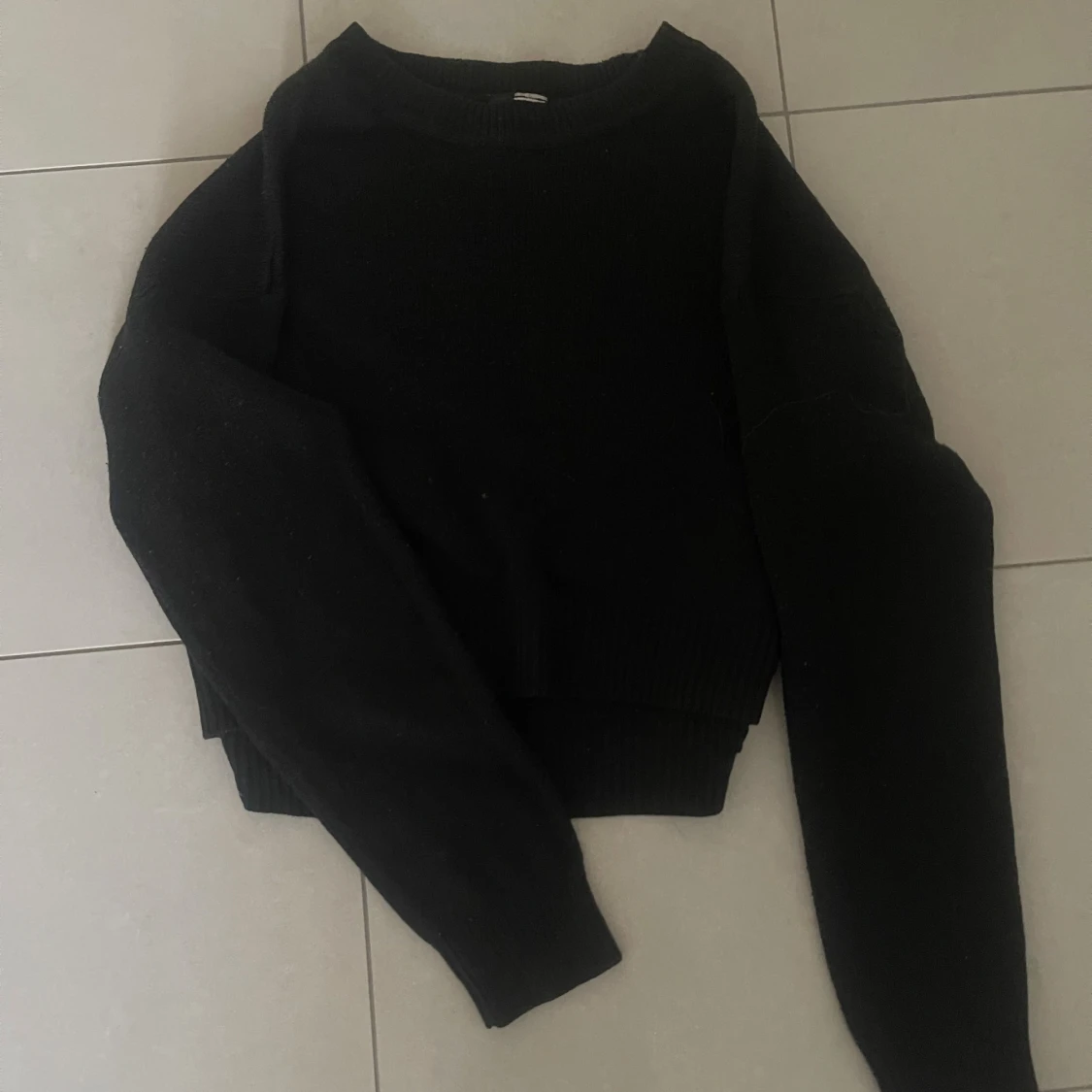 Svart stickad tröja - 1