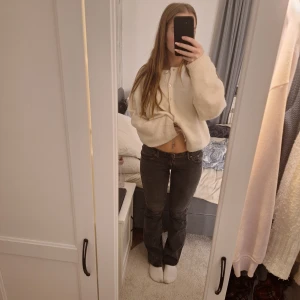 Svarta bootcut jeans från Perfect Jeans - Säljer ett par svarta bootcut jeans från Perfect Jeans i storlek 40. Jeansen har klassisk femficksdesign, snygga detaljer på bakfickorna och en låg midja. Materialet är jeans och passformen är normal med lätt utsvängda ben.