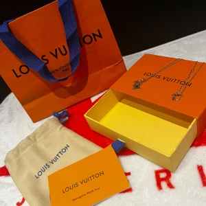 Louis Vuitton | Women’s silver necklace - ✅ Perfect condition  – Brand new, never worn  💯 100% Authentic products only 📦 Fast shipping ♻️ Shop sustainably, look sharp.  REMINDER: Items can be used and please note that we only resell used clothes we buy online (some are brand new).   We will always tell our customers before buying if item has stains or is damaged. Returning is always possible  Bought in here. If you have anything authentic to sell, let us know because we also buy and sell on here🙂  Thank you!