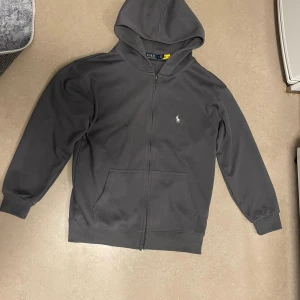 polo zippertröja #2 - Hej säljer min sekundära polo tröja i grått med en vit polo logo mycket fint köpt I sommaren använd ett par gånger 