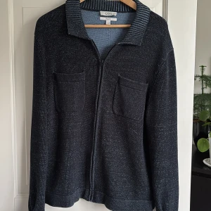 Cos Zip - Cos ziptröja, lite tjockare zip i storlek S/M i grymt skick 